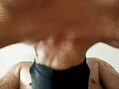 MILF madura com seios grandes e máscara chupa pau em vídeo BDSM