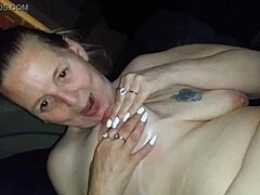 Nadržaná mamička si dáva orálny sex a hrá sa sama so sebou v tomto hardcore videu