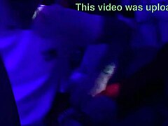 Moden mor Monika Fox blir med på en nattklubborgie for litt dans og anal