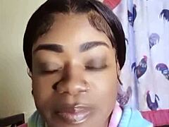 Moden ebony mor giver en deepthroat blowjob i hjemmelavet video