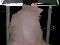 Зрелая женщина демонстрирует свои большие сиськи в сольном видео