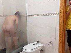 Mostohaanyát elkapják a zuhany alatt, és azt akarja, hogy a mostohafia farka behatoljon
