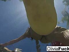 Olivia Austins solo-onanisession i poolen