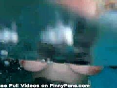 MILF Kendra Kox dává kouření velkému černému penisu pod vodou