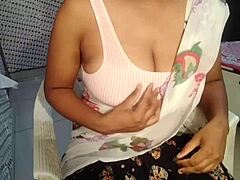 O fată indiană amatoare se masturbează și ajunge la orgasm într-un videoclip solo