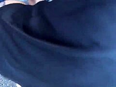 En tynd kvinde får en offentlig cumshot på sin røv i en hjemmelavet video