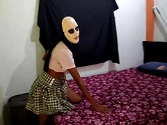Een volwassen moeder met een heet lichaam kleedt zich uit en plaagt in haar slaapkamer voor Halloween