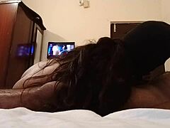 Indiase universiteitsliefhebbers hebben wilde seks in een hotelkamer