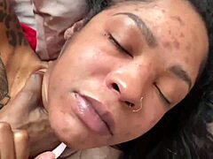 Reife schwarze Frau wird in heißem Video in den Arsch gefickt