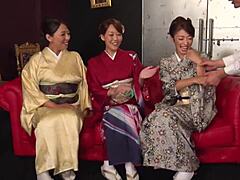 MILF a pumové maminky se připojují k sexuální párty v kimonu
