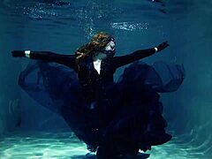 אריה גרנדרס מציג הופעה מפתה מתחת למים בבריכת שחייה