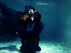 Arya Granders förföriska undervattensföreställning i en swimmingpool
