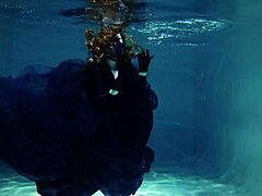 Arya Granders förföriska undervattensföreställning i en swimmingpool