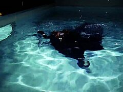 Arya Granders verleidelijke onderwatervoorstelling in een zwembad