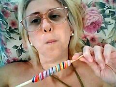 Rijpe pornoster Stella Still geniet ervan om een lolly te likken in HD-video