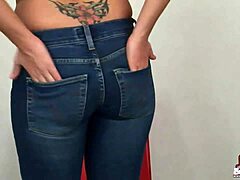 Zralá sousedka Missy odhaluje své sexy spodní prádlo a kalhotky