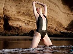 MILF babe Jasmin Furry kleedt zich uit tot haar lingerie op het strand voor de Playboy