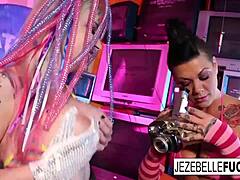 Göğüslü bebekler Jezebelle ve Leya, bu sıcak lezbiyen videosunda birbirlerinin şirketinin tadını çıkarıyorlar
