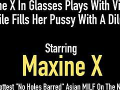 Azijka MILF Maxine X uživa v solo igri z igračami v kopalnici