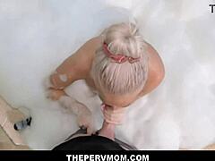 Blonde Mutter wird in der Badewanne erwischt - POV - Brook Page