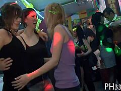 Ένα ώριμο ζευγάρι παίζει σκληροπυρηνικά παιχνίδια σε ένα σεξ πάρτι για ενήλικες