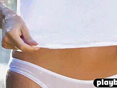 Die reife Schönheit Cara Mell zeigt ihre großen Titten und ihren kurvigen Körper