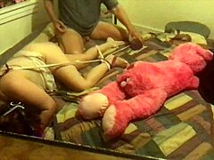 Partea a doua a videoclipului BDSM făcut acasă: Hannah Horn și mătușa Panda își domină sclavul