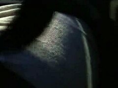 MILF dává kouření v autě na veřejnosti