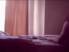 أمي وابنتها تشاركان في الجنس الصباحي في فيديو عالي الوضوح