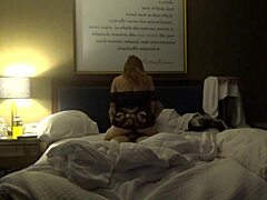 Latina mature rasée se fait baiser dans une chambre d'hôtel