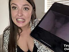 MILF-Babe demütigt kleine Schwänze in Webcam-Solo-Video