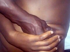 अफ्रीकी जोड़ी केन्याई पत्नी के साथ हार्ड सेक्स का आनंद लेती है।