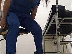 Kolumbiai ápolónő otthoni pornót élvez a munkahelyén, bemutatva nedves hüvelyét