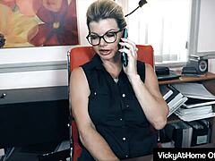 Secretara matură Vicky Vette se excită la muncă pentru șeful ei