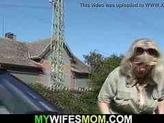 Volwassen blonde moeder betrapt op vreemdgaan in de buitenlucht