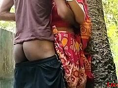 Moden Desi kone bliver fræk i udendørs video med sin bhabi