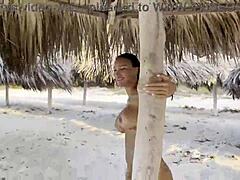 La morena milf Monika Fox muestra su cuerpo desnudo en el océano y en la playa