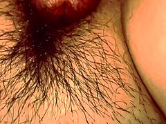 Žena se napolni s spermo v vročem videu MILF