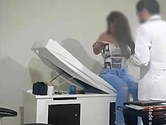 Una enfermera latina tetona es follada por un médico