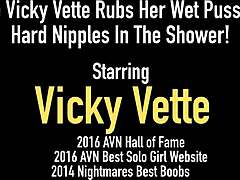 A MILF Vicky Vette dá uma conversa suja e mostra seus grandes lábios da buceta