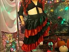 Rijpe vrouw in Halloween kostuum wordt ondeugend in cosplay video