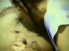 Olgun Madura MILF, tüysüz amını sıcak bir videoda tıraş ediyor