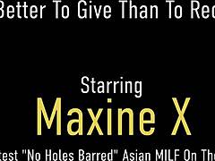 Olgun sarışın Maxine X, lezbiyen am yalama zevkine dalıyor