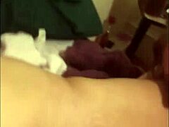 Haarlose Amateurin masturbiert und fickt mit einem Dildo in selbstgemachtem Video