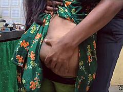 18-19-годишна каубойка кара и получава сперма в POV видео