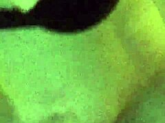 Lacys intime selvfornøjelse med et sort legetøj under en webcam-session med en ung mand