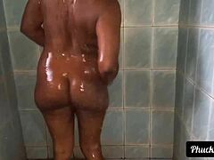 MILF haast zich naar het toilet voor een plaspauze na intense seks met grote zwarte pikken - Phucknaija