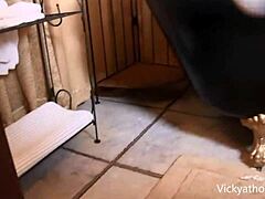 Вики Веттс наслаждается сольной ванной с большой грудью