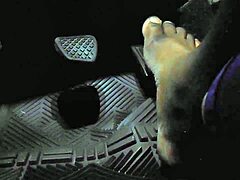 Una MILF gestisce il pedale del gas con le sue dita dei piedi