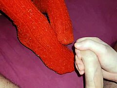 Křivá milfka uspokojuje v červeném prádle